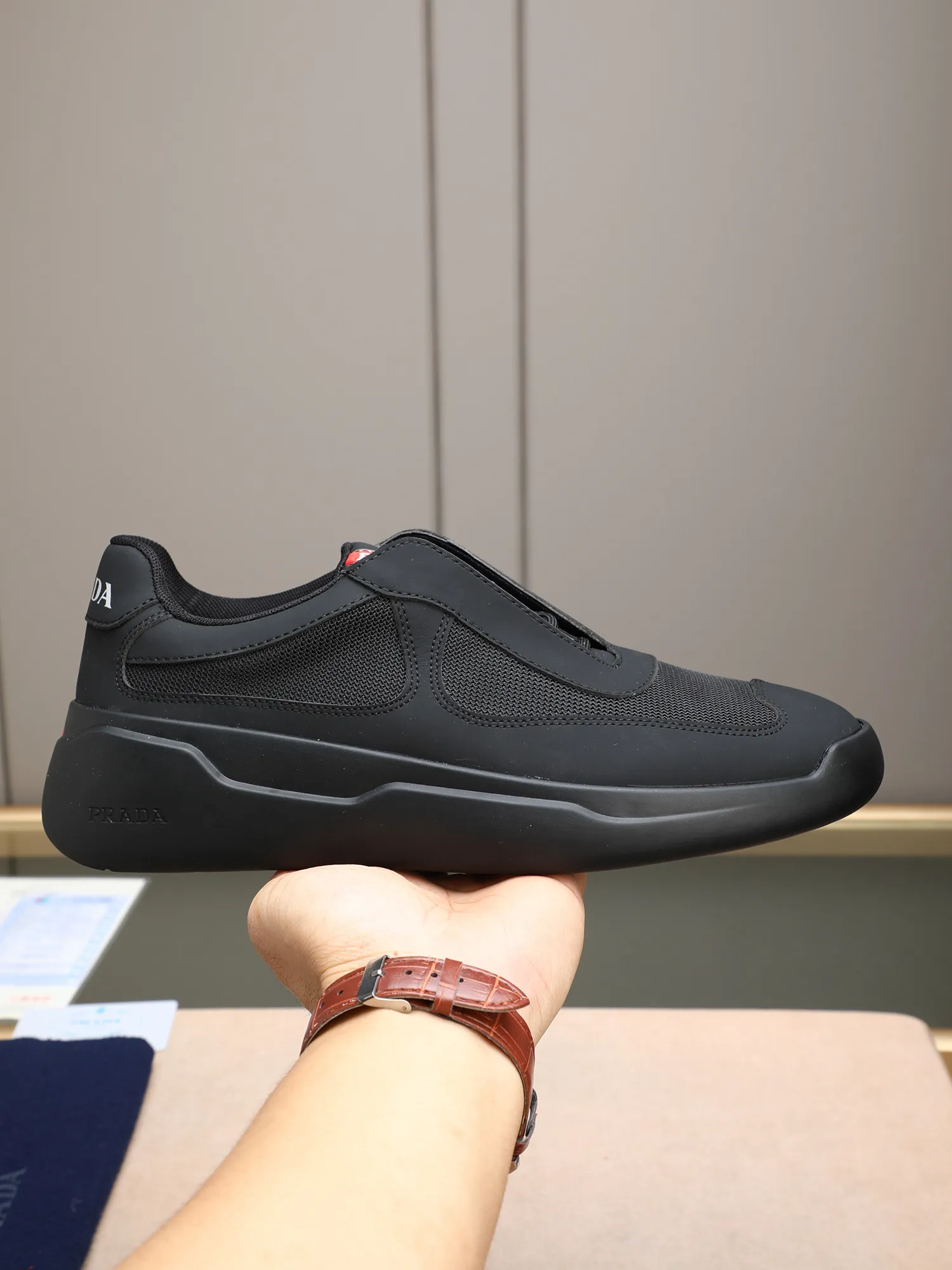 Men's shoes💰420 Prada/Prada sneakers👟! Low-top lace-up sports shoes, fashionable and elegant style. Made of top-layer cowhide leather spliced ​​with breathable mesh. Soft, comfortable and breathable. Logo lettering on the tongue. Finely crafted details. Lightweight foam sole, fashionable and versatile‼ ️size: 38-44 (45 customized